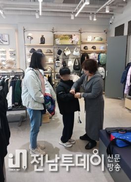 아동과 겨울 패딩을 고르는 모습