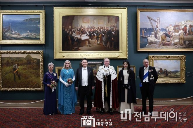 11월 22일 윤석열 대통령 부부는 런던 금융특구 길드홀에서 열린 런던금융특구 시장 주최 만찬에 참석했다.