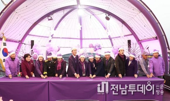 신안군, 퍼플섬 밝히는 퍼플산타와 트리 조명 점등식 가져