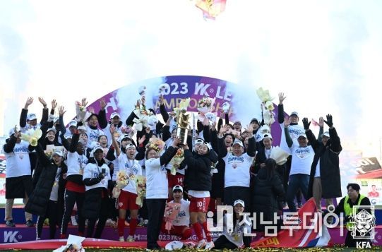 챔프전 역전 우승을 차지한 뒤 시상식에서 환호하고 있는 현대제철 선수단.