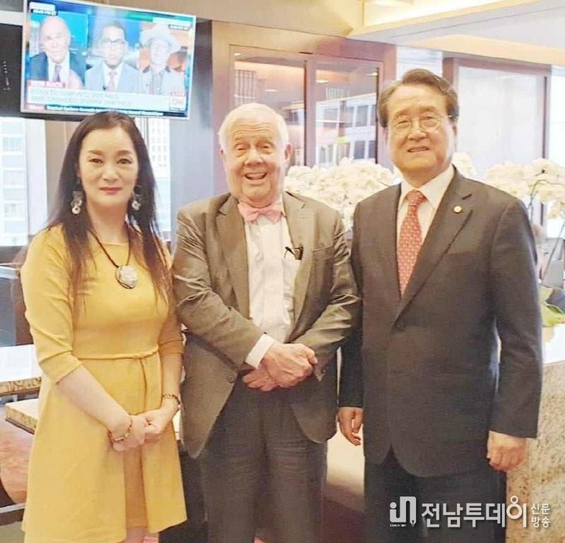 한미기업인친선포럼(KABFF)의 공동 설립자인 제나 정(Zena Chung) 글로벌외교관포럼 이사장과 유장희 전 동반성장위원장이 제나 정 회장이 오랫동안 에이전시를 맡고 있는 짐로저스(Jim Rogers) 회장 (가운데)과 함께 포즈를 취하고 있다. 한편 짐로저스 회장은 워런버핏(Warren Buffet), 조지소로스(George Soros)와 함께 세계3대 투자가로 불리고 있으며, 한미기업인친선포럼의 명예이사장을 맡고 있다.