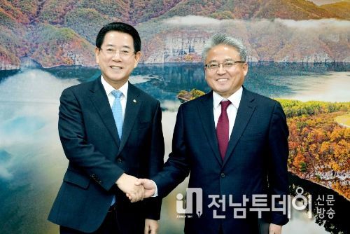 김영록 전라남도지사가 27일 도청 접견실에서 이강근 전남신보 제8대 이사장에게 임명장을 수여하고 기념촬영을 하고 있다.