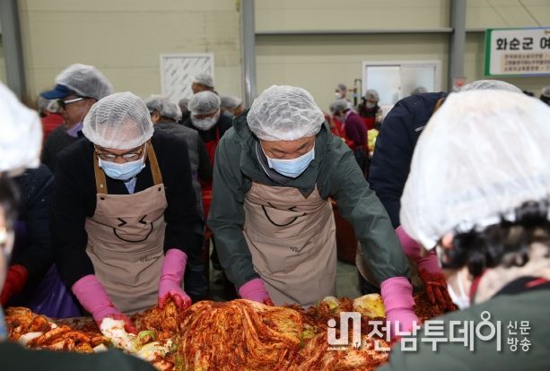 구복규 화순군수가 김장에 참여한 모습.