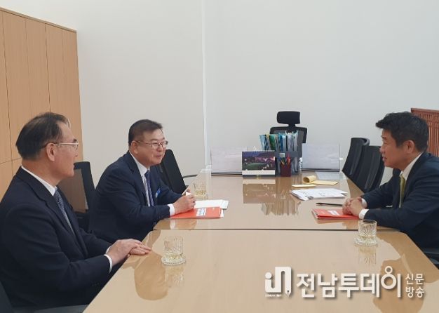 국회여야 정책위의장 면담 사진