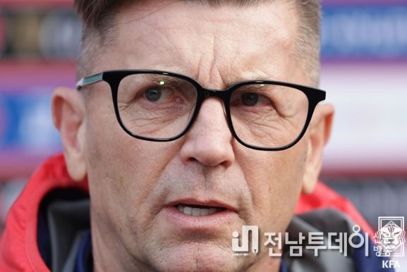 콜린 벨 감독