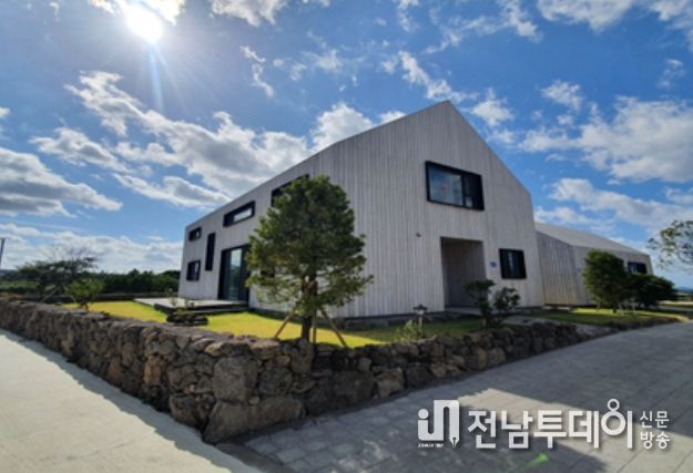 애월읍 어음리 주택(박공 지붕의 특색있는 건물과 잘 가꾸어진 조경)