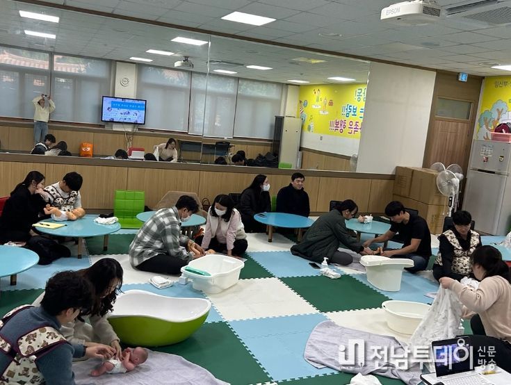 여수시가 지난 24일 보건소에서 개최한 ‘아빠와 함께하는 신생아건강관리’ 특강이 호응 속에 마무리됐다.