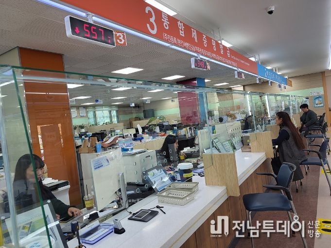 여수시가 시청사 및 읍면동 민원창구에 투명 안전가림막을 설치, 악성민원으로부터 민원담당공무원 보호에 적극 나서고 있다.