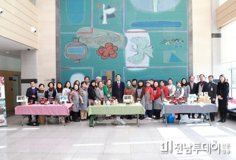 지난 28일 신안군청에서 박우량 신안군수와 커피로드 바리스타 교육생들이 단체 기념 촬영을 하고 있다.
