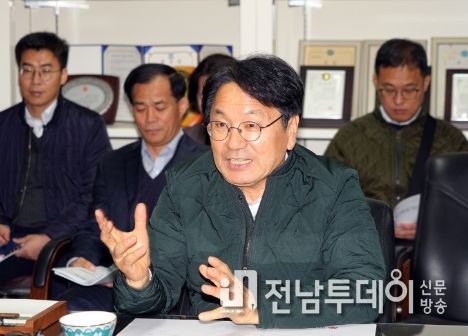 강기정 광주광역시장이 29일 오후 북구 첨단산단 내 ㈜상오정밀 에서 열린 정책소풍에 참석해 지역 뿌리기업의 지원대책을 논의하고 있다./광주광역시 제공