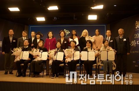서울 케이지 타워에서 열린 이데일리 다문화 미래 대상 수상 모습