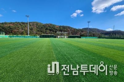 개보수 사업을 마치고 재개장한 다지리 축구장 모습