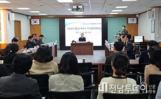 ‘2023년 제2회 적극행정위원회’를 열고 적극행정 우수공무원 12명을 선정