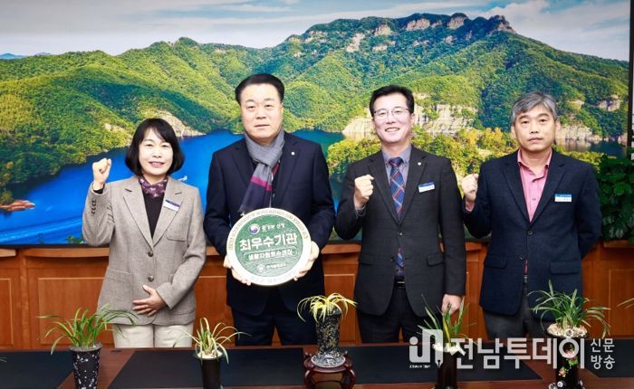 수상 후 화순군청에서 촬영한 기념사진