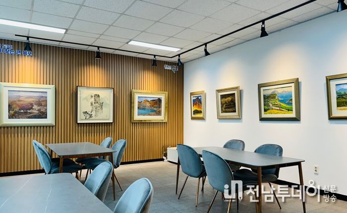 목포시가 9개 동 행정복지센터에 전시공간을 마련해 시민들의 예술작품 전시 기회를 제공하고 있다.
