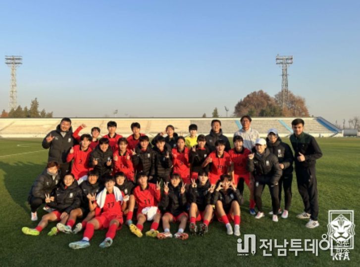 여자 U-19 대표팀이 우즈벡 U-19 대표팀과의 2차전 승리 후 환한 미소로 단체 사진에 임하고 있다.