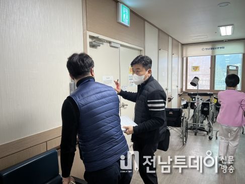 요양병원 비상구 자동개폐장치 유무 점검 사진