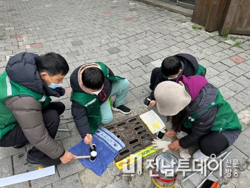 캠페인관 우수관 고래 스티커 부착 활동