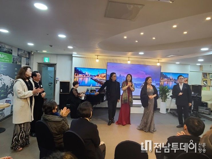 살롱 콘서트 무대에서 함께 뛰는 성악가들