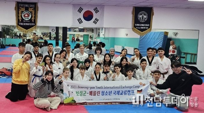 보성군 청소년문화의집, 베를린에서 청소년 국제교류캠프 성료_보성군 학생들 한국(보성) 홍보 교류 활동의 일환으로 태권도 시범을 위해 독일태권도장에 모였다
