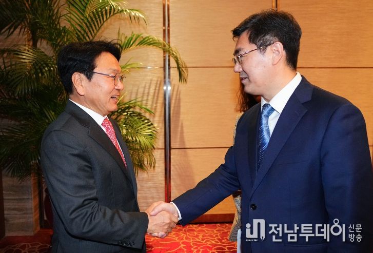 강기정 광주광역시장이 지난 6일 오후 중국 광저우시 백조호텔에서 쑨쯔양 광저우시장과 만나 인사를 나누고 있다./광주광역시 제공