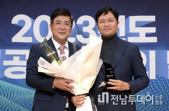 김광진 광주광역시문화경제부시장이 7일 오후 과학기술진흥원에서 열린 인공지능인의 날 행사에 참석해 김종민 인공지능산학연합회장으로부터 감사패를 전달받은 후 기념촬영을 하고 있다. /광주광역시 제공