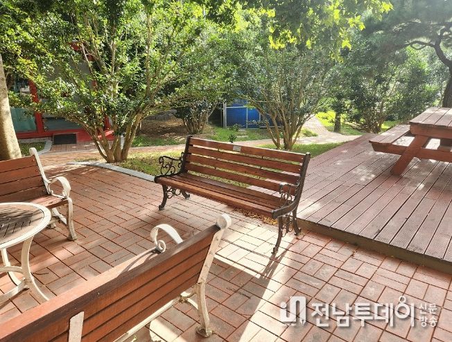 압해도 분재정원 내에 설치된 신안군 1호 기증 의자