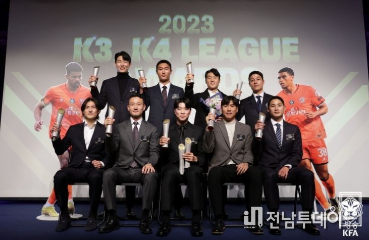 K3리그 베스트 일레븐에 선정된 11명의 모습. 화성FC 루안(맨 왼쪽)과 카이오(맨 오른쪽)는 시상식에 참석하지 못해 등신대가 전시됐다.