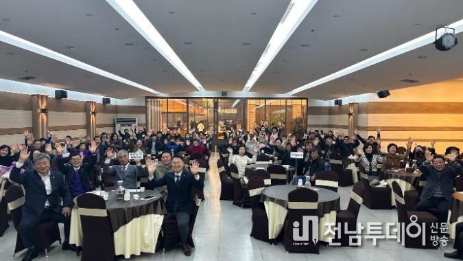 지난 6일 신안군 소상공인의 날 기념식에서 참석자들이 기념 촬영을 하고 있다.