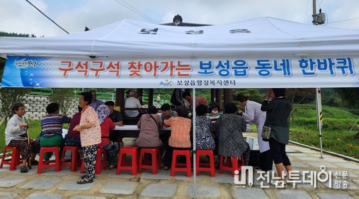 봉산2리 마을주민 대상으로 혈압 혈당 체크등 건강 상담을 진행하고 있다.