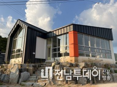 도시재생사업을 통해 입점 모집 중인 상가 및 북카페 전경.