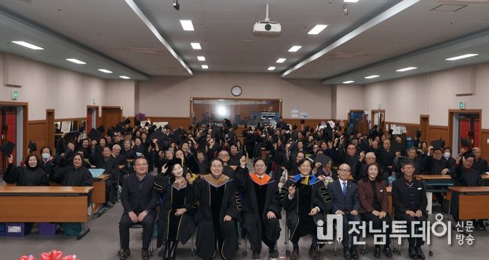 영암 어르신들, 시니어대학 수료식서 1년 배움 마무리