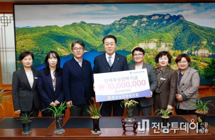 구복규 군수와 문화해설사 단체 사진.