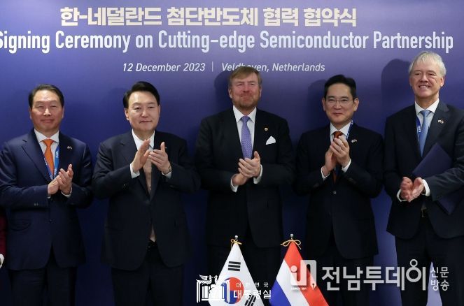 12월 12일 윤석열 대통령은 빌렘-알렉산더 네덜란드 국왕과 함께 벨트호벤에 위치한 ASML 본사를 방문했다.
