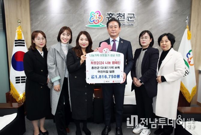 홀리데이인 호텔에서 ‘무등행정대상’을 수상한 화순군(군수 규복규) 관계자들의 기념 사진.