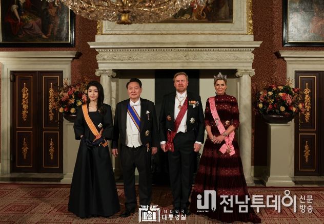 12월 12일 윤석열 대통령 부부는 빌렘-알렉산더 국왕이 암스테르담 왕궁에서 주최한 국빈 만찬에 참석했다.