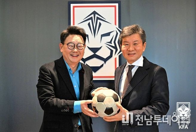 장원준(왼쪽) TV조선 부국장 겸 경제부장이 정몽규 대한축구협회장에게 제1회 박스컵 시축공을 전달하고 있다. 장원준 씨는 제1회 박스컵 시축공을 소장한 장덕진 전 대한축구협회장의 장남이다.