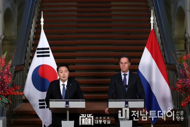 12월 13일 윤석열 대통령은 마크 루터 네덜란드 총리와 한-네덜란드 공동기자회견을 열었다.