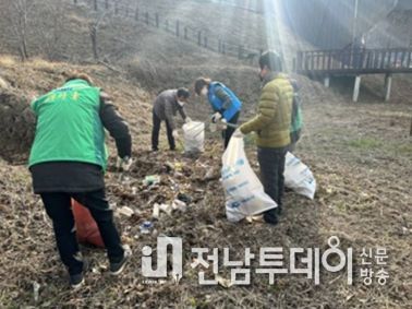 여수시 묘도동 자생단체는 지난 13일 이순신대교 홍보관 및 봉화산 전망대 주변에서 환경정비 활동을 전개했다.