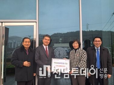 여수새중앙교회는 지난 12일 이웃사랑 실천을 위해 둔덕동지역사회보장협의체에 후원금 100만 원을 기부했다.