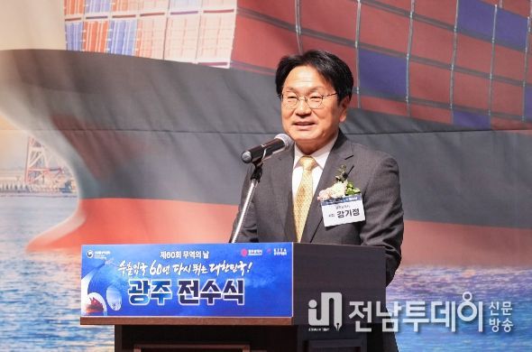 강기정 광주광역시장이 14일 오전 서구 홀리데이인 광주호텔에서 열린 '제60회 무역의 날 기념 수출의 탑 및 유공포상자 전수식'에 참석해 축사를 하고 있다./광주광역시 제공