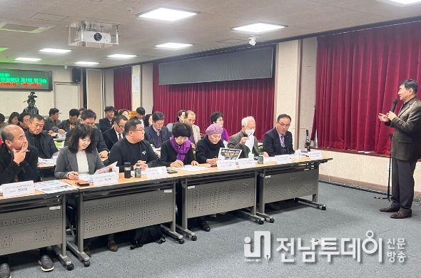 12월 15일 신안군 지속가능발전지표 수립을 위한 제1회 군민참여단 워크숍에서 지속가능발전지방정부협의회 박훈 사무국장이 지속가능발전 교육을 하고 있다.