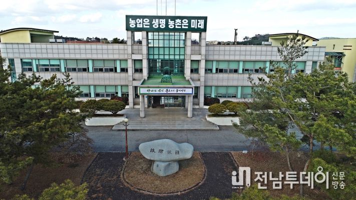영암군 태양광으로 전기도 생산하고, 그 아래서 벼도 재배하고