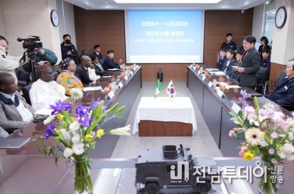 강기정 광주광역시장이 18일 오전 광산구 평동산단 내 코비코㈜에서 열린 ‘나이지리아 경찰청 장갑차 수출 협약식’에 참석해 축사를 하고 있다./광주광역시 제공