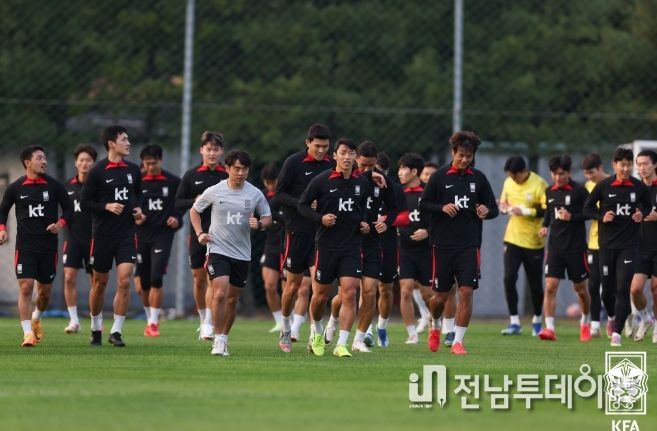 이재홍 코치(회색 유니폼)를 필두로 야외 훈련을 진행하고 있는 A대표팀의 모습.