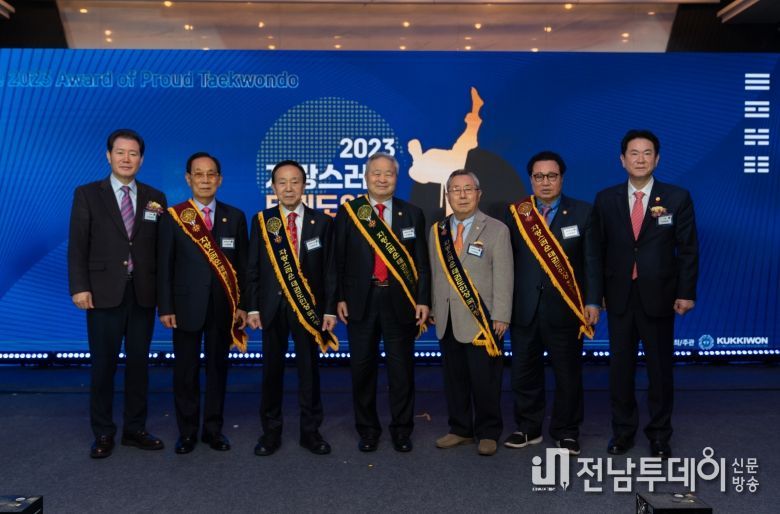 최고의 영예인 태권도 대상에 선정된 수상자들의 기념촬영 모습. 왼쪽부터 전갑길 이사장, 김정록 기술고문, 이규석 회장, 김중영 회장, 송봉섭 위원, 박현섭 위원, 이동섭 원장.