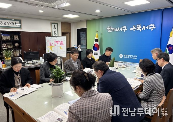서구 의원연구단체 ‘가치(with)’의원들과 서구청장이 관계 담당자들과 차담회를 하고 있다.