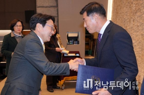 강기정 광주광역시장이 20일 오후 서구 위더스웨딩홀에서 열린 '주민·생활·마을자치 특강 및 우수사례 성과공유회'에 참석해 유공자 표창을 하고 있다./광주광역시 제공