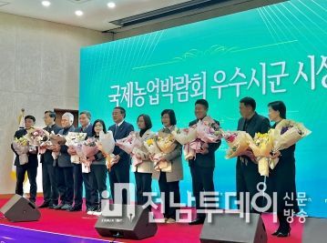 오른쪽부터 3번째 문정모 농업기술센터 소장