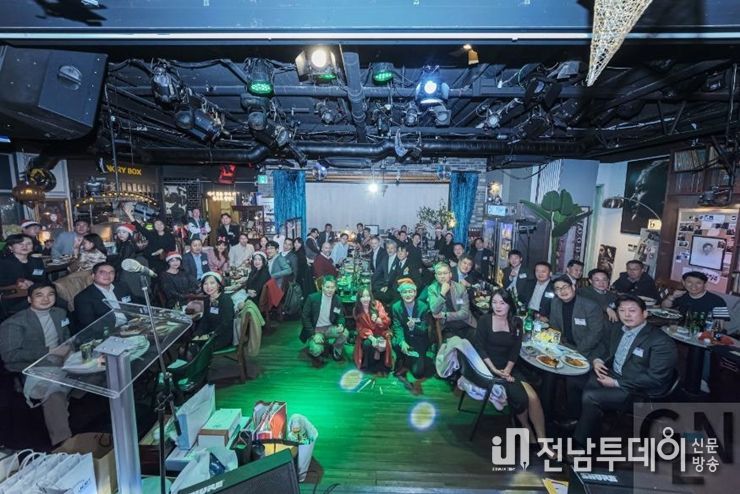 사진제공: KOFA , 행사에 참여한 회원사들이 단체촬영을 하고있다.